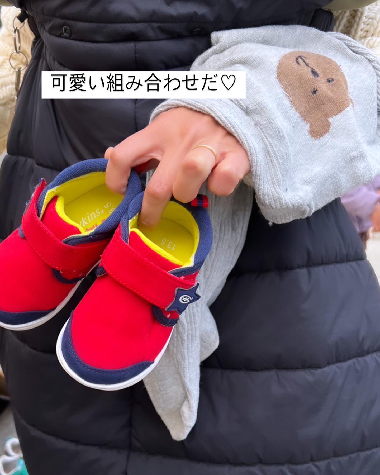 次の子へ引き継がれる赤とネイビーのこども用スニーカー13.5cm