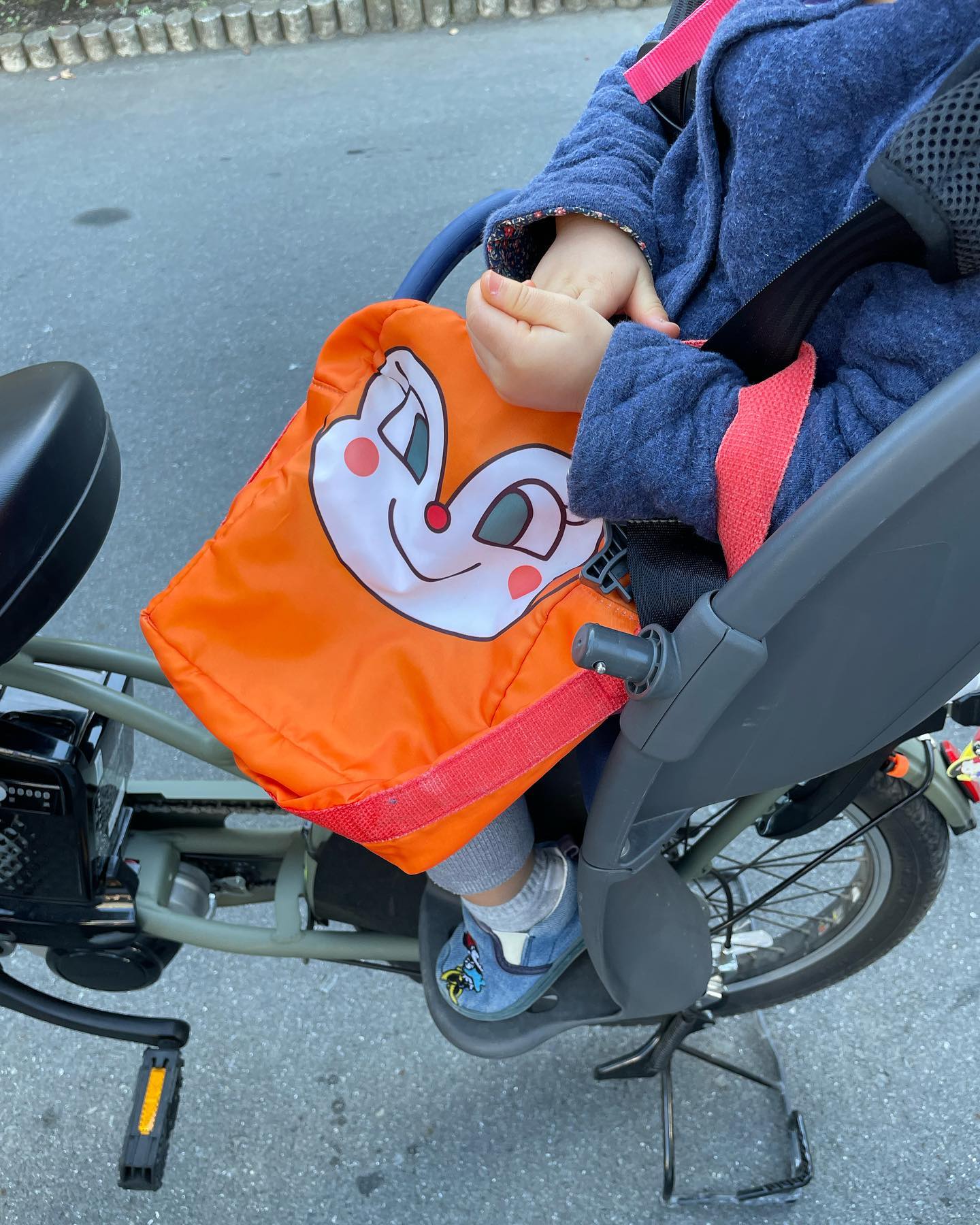 年末ガレージセールに並んだ多様なアイテム（家具・おもちゃ・こども服）