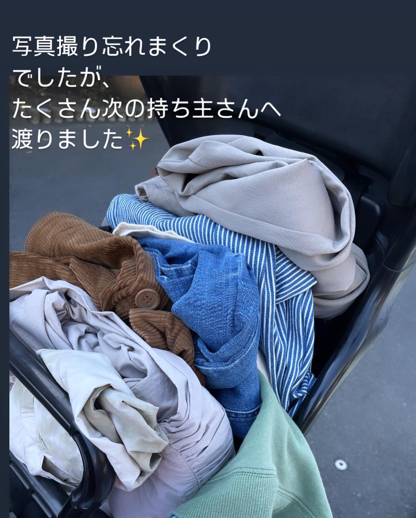 ガレージセールに並んだ家具・おもちゃ・こども服などの様子